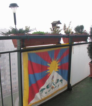 Balkon ped nhoterapeutovnou na den Tibetu