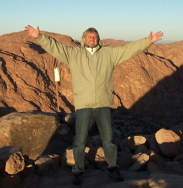 Nhoterapeut na pouti - na Mojov hoe, v pozad
          pou Sinaj (2005)